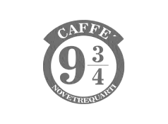 Logo di Caffè 9¾ Nuoro, cliente di DISTA.SPACE. Immagine presente sul sito di Diana, fotografa e videomaker a Nuoro, Sardegna, che si occupa anche di realizzazione siti internet.