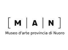 Logo di MAN, Museo d’arte della Provincia di Nuoro, cliente di DISTA.SPACE. Immagine presente sul sito di Diana, fotografa e videomaker a Nuoro, Sardegna, che si occupa anche di realizzazione siti internet.